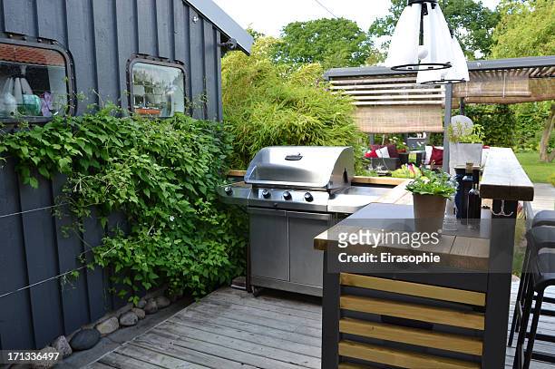 outdoor kitchen with a stainless gas grill - kitchen stockfoto's en -beelden