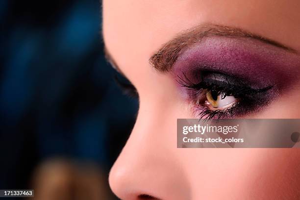 púrpura para maquillaje - sombra de ojos ahumada fotografías e imágenes de stock