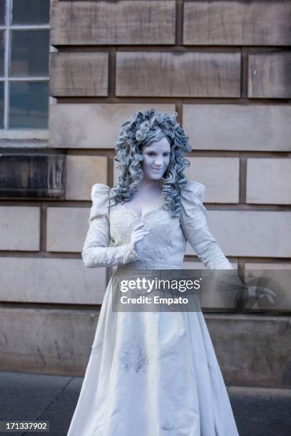 painted lady street performer im edinburgh fringe festival - straßenkünstler stock-fotos und bilder