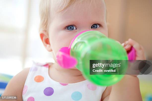 linda bebé de agua potable. - baby cup fotografías e imágenes de stock