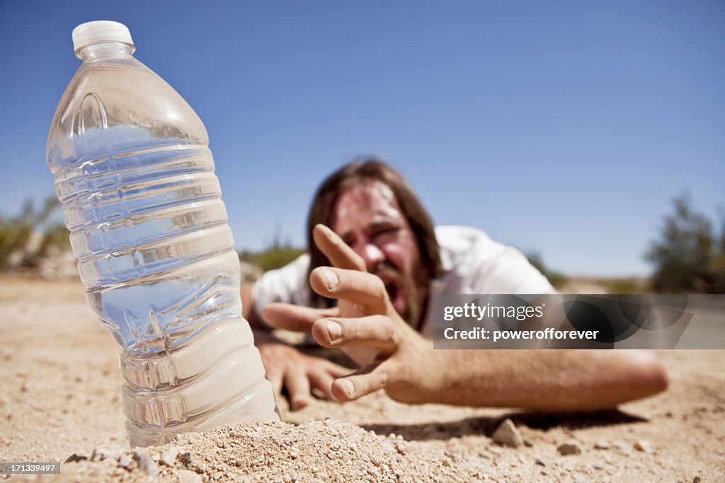 Man in Desert alcanzar para agua