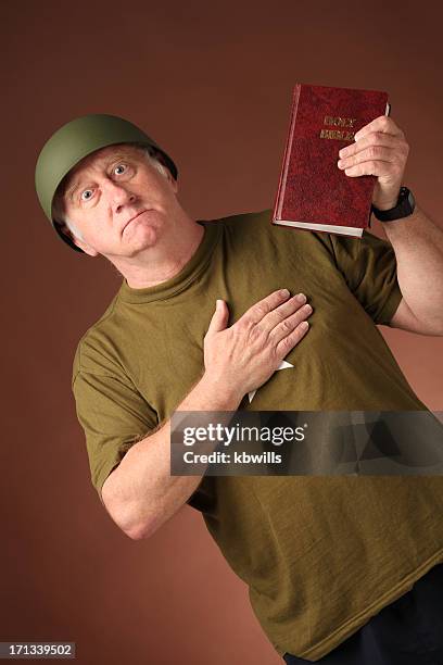 madura-veterano de guerra soldado swears lealdade na bíblia - jurado entretenimento imagens e fotografias de stock