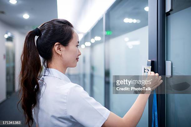 mujer de negocios abierto la puerta de la oficina-xxxxxlarge - barcode scanner fotografías e imágenes de stock