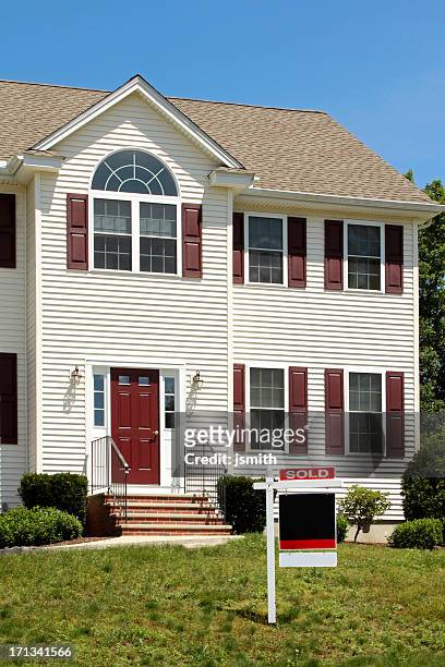 realty home - blue house red door stock pictures, royalty-free photos & images