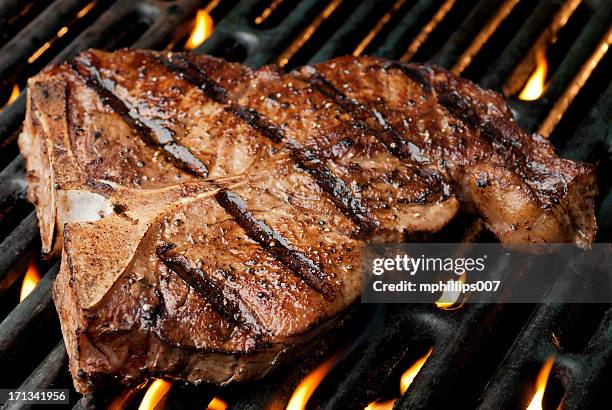 gegrilltes t-bone-steak - vom holzkohlengrill stock-fotos und bilder