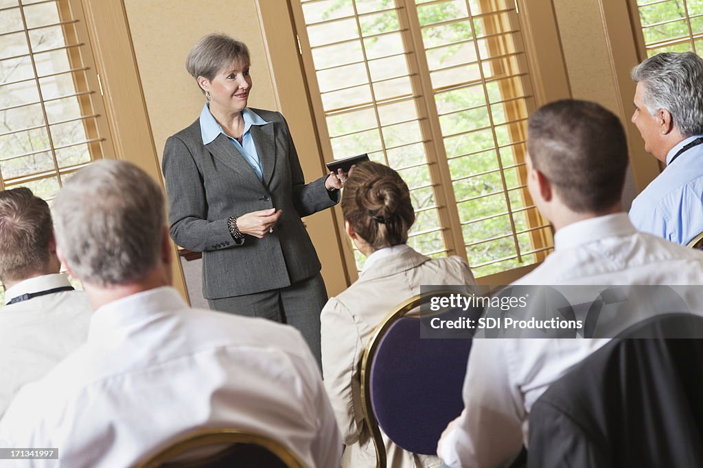 Reife Geschäftsfrau sprechen, Experten