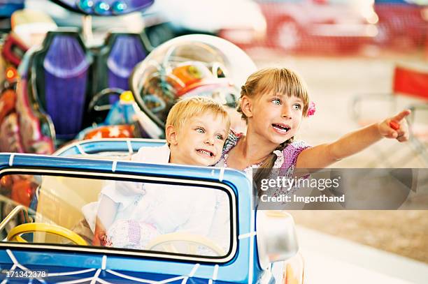 enfants au parc d'attractions - parc dattractions photos et images de collection