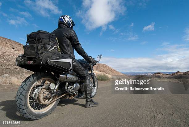 motorcyclist stops to appreciate view - 電單車比賽 個照片及圖片檔