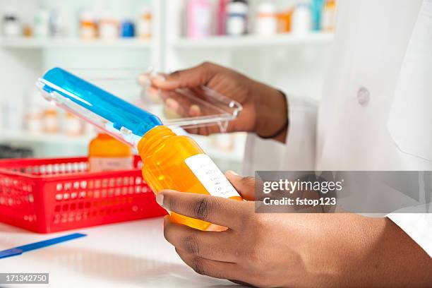 pharmacist filling bottle for a prescription - generiskt läkemedel bildbanksfoton och bilder