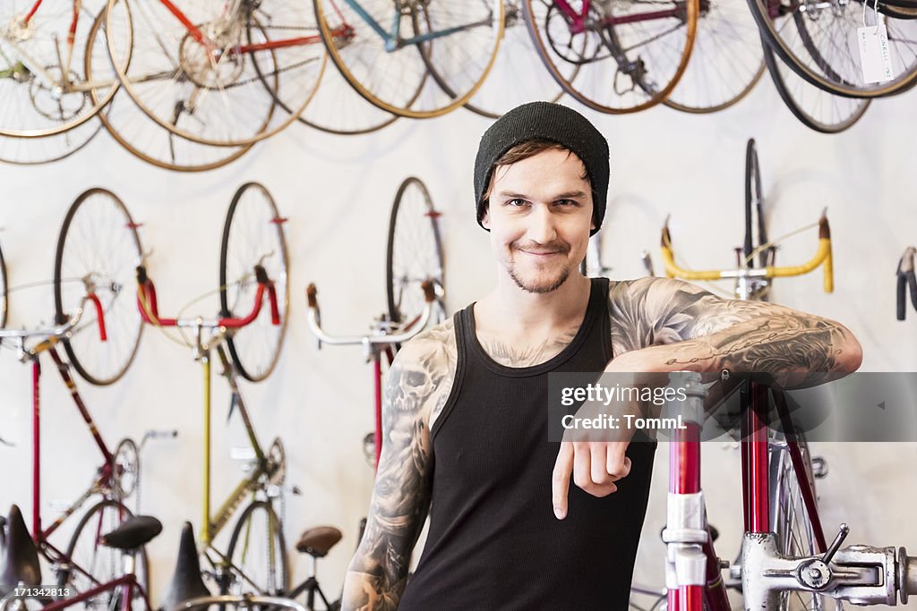 Meccanico in un negozio di biciclette