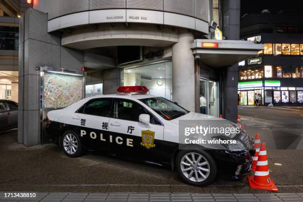 cabina de policía de kabukicho en shinjuku, tokio, japón - comisaría fotografías e imágenes de stock
