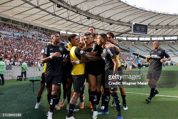 Tiquinho Soares of Botafogo celebrates with teammates after scoring the team's second goal during the match between Fluminense and Botafogo as part...