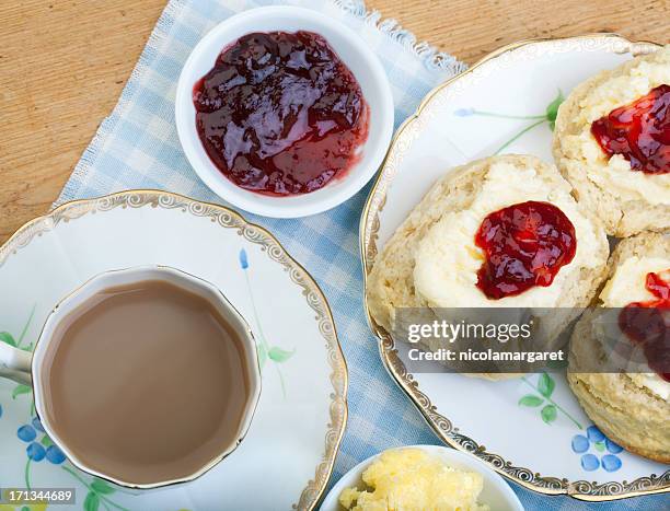 britische cream tea - teatime english stock-fotos und bilder