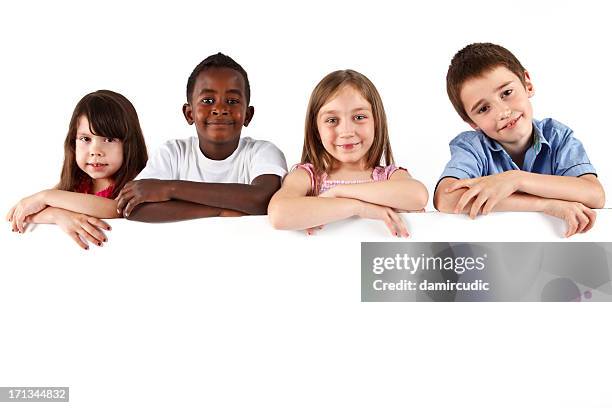 gruppe von multi-ethnic children holding ein whiteboard - boy holding picture cut out stock-fotos und bilder