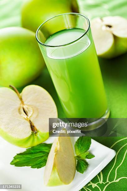 green apple juice - apple juice stock pictures, royalty-free photos & images