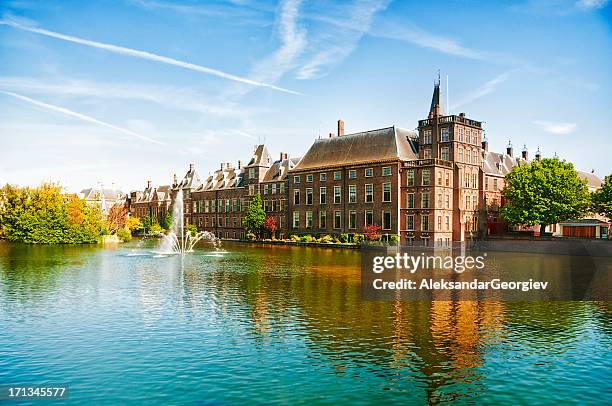 the dutch parliament in the hague, netherlands - courtyard stockfoto's en -beelden