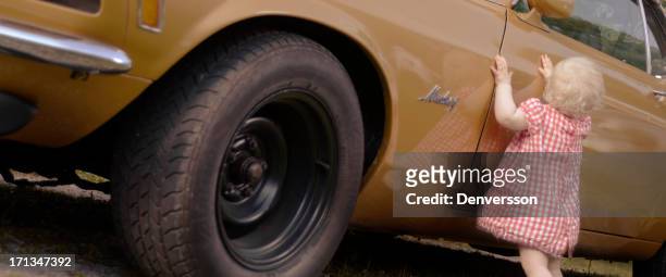 dad's muscle car - 1970s muscle cars stockfoto's en -beelden