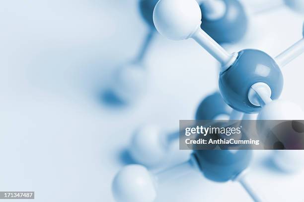 modell der dna-molekülen verbindung mit copyspace - biochemistry stock-fotos und bilder