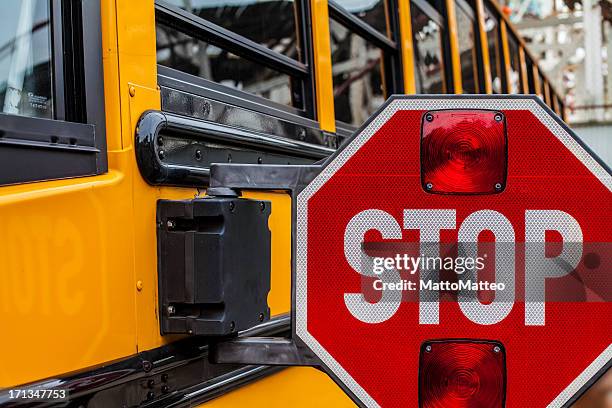 sinal de paragem de autocarro escolar - bus stop imagens e fotografias de stock