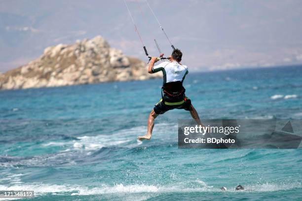 kite boarding in naxos, greece - naxos stockfoto's en -beelden