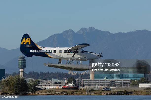 harbour air de havilland canada dhc-3t otter seaplane: yvr south airport, canada. - yvr airport stock pictures, royalty-free photos & images