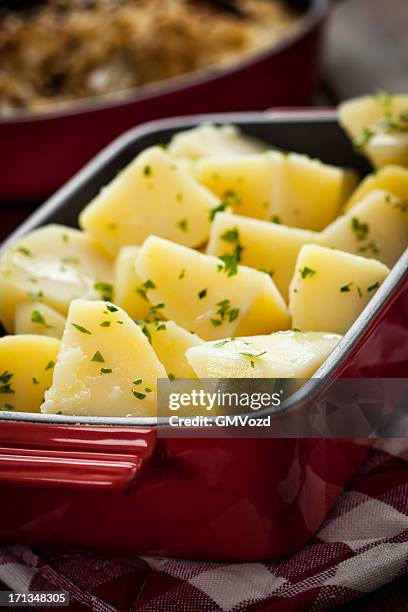 boiled potatoes - gekookte aardappel stockfoto's en -beelden