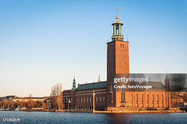 stockholm stadshuset city hall sunrise sweden - kungsholmen town hall stockfoto's en -beelden