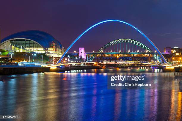 río tyne y de newcastle upon tyne, inglaterra - puente del milenio de gateshead fotografías e imágenes de stock