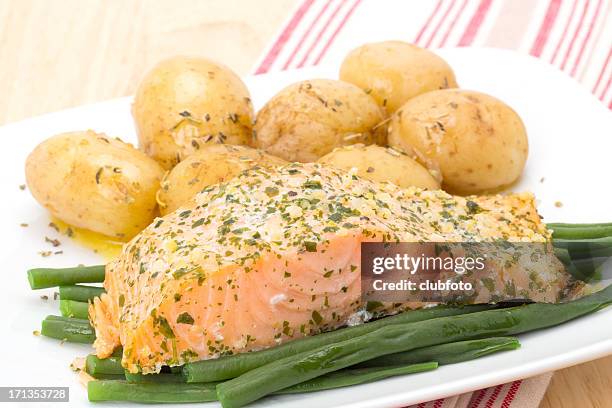 grilled salmon fillet - gekookte aardappel stockfoto's en -beelden
