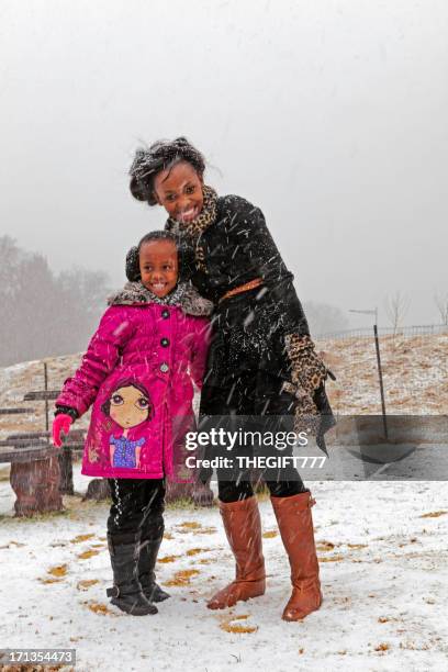 madre e figlia nella neve - johannesburg foto e immagini stock