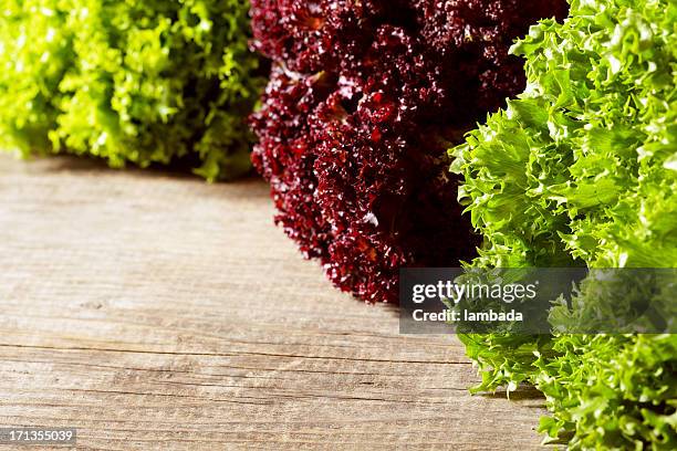 fresh lettuce on wooden table - leaf lettuce stockfoto's en -beelden