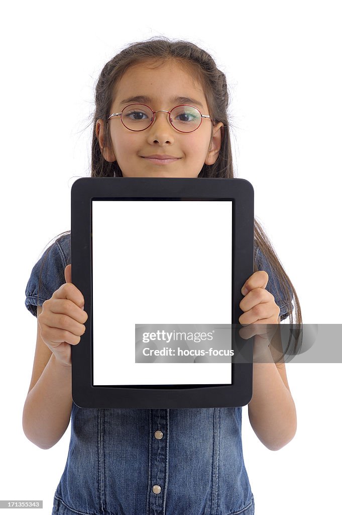 Menina apresentando tablet pc com ecrã branco