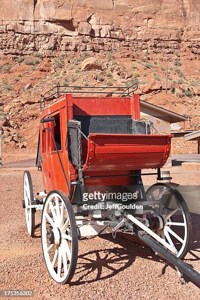 old west horse drawn stagecoach - postkutsche stock-fotos und bilder