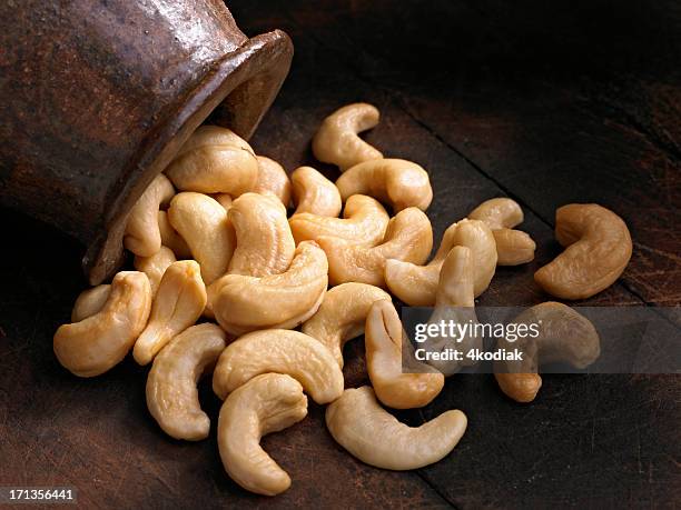 cashews - cashew fotografías e imágenes de stock