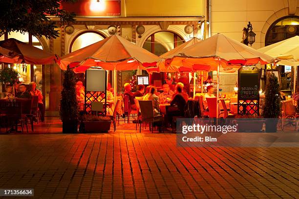 street cafes in market square at night, cracow, poland - krakow stockfoto's en -beelden