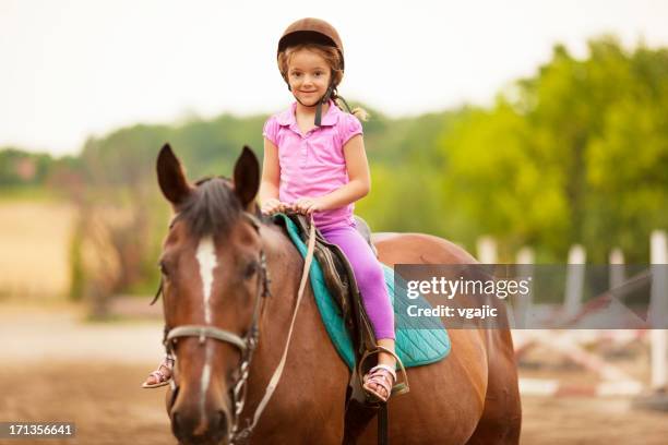 bambino equitazione cavallo all'aperto. - andare a cavallo foto e immagini stock