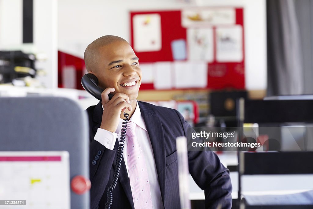 Homem profissional no telefone no escritório