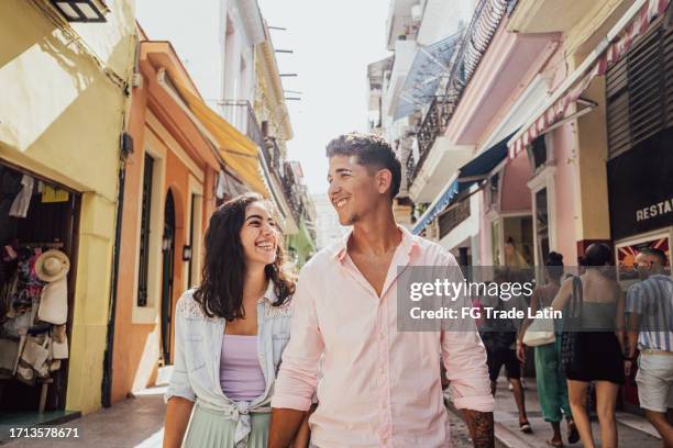 pareja de viajeros caminando por la ciudad - vacaciones en la ciudad fotografías e imágenes de stock