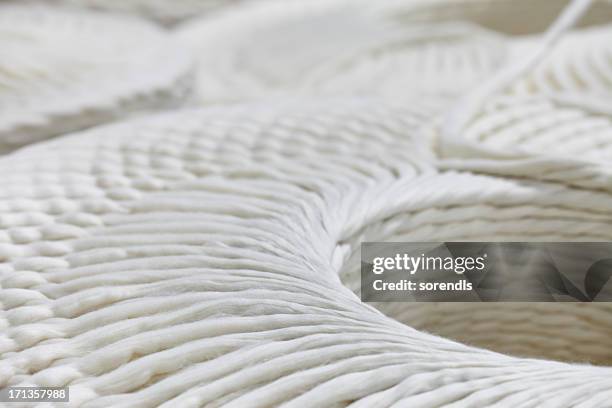 fios de fiação - linhas texteis imagens e fotografias de stock