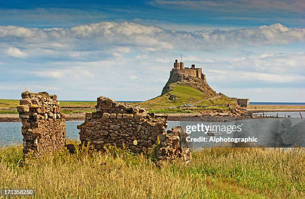 schloß lindisfarne - northumberland stock-fotos und bilder
