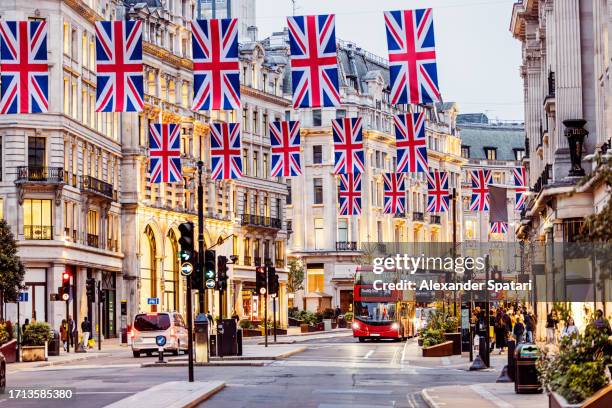 regent street decorated with british flags illuminated at dusk, london, uk - bandera del reino unido fotografías e imágenes de stock