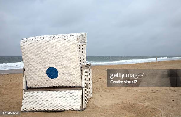 silla de playa con toldo en isla de sylt - silla de playa con toldo fotografías e imágenes de stock