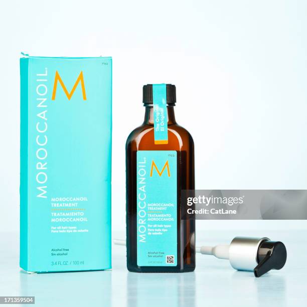 moroccan oil zum einsatz haarbehandlung - argan oil stock-fotos und bilder