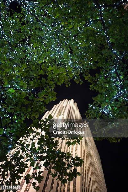 rockefeller building at night - rockefeller center stockfoto's en -beelden