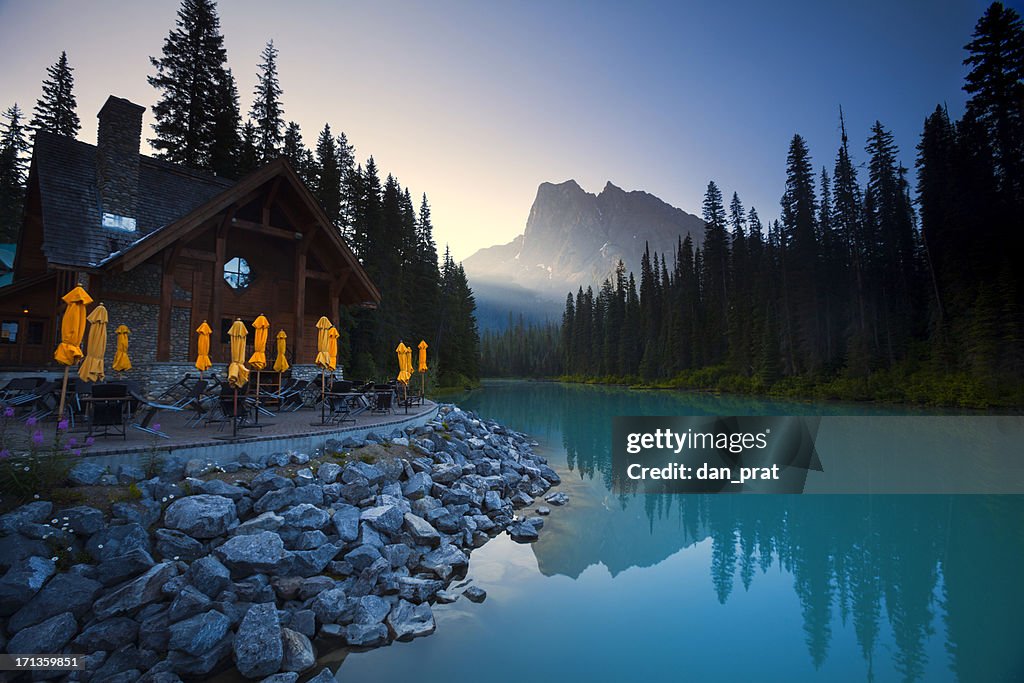 エメラルドグリーンの湖のロッジ