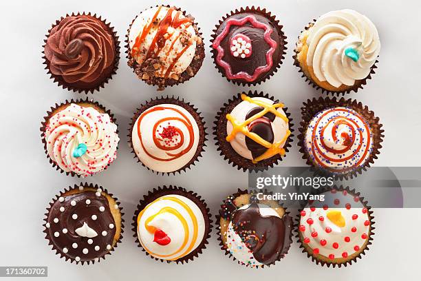 overhead blick auf tablett mit cupcakes - cup cakes stock-fotos und bilder