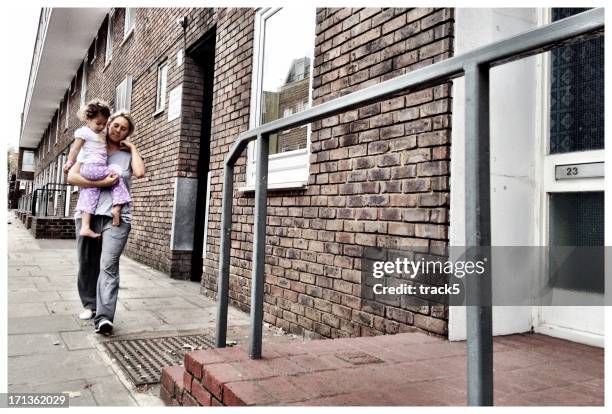 madre e hija - piso-de-protección-oficial fotografías e imágenes de stock