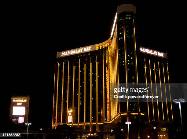 mandalay hotel and casino nighttime - mandalay bay resort and casino bildbanksfoton och bilder