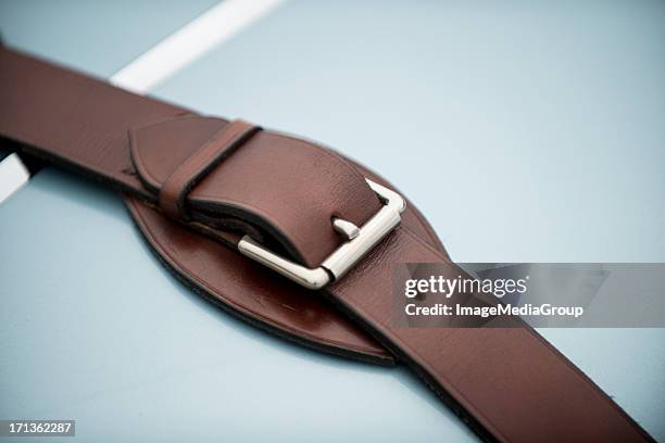 carcasa de hebilla - cinturón de cuero fotografías e imágenes de stock