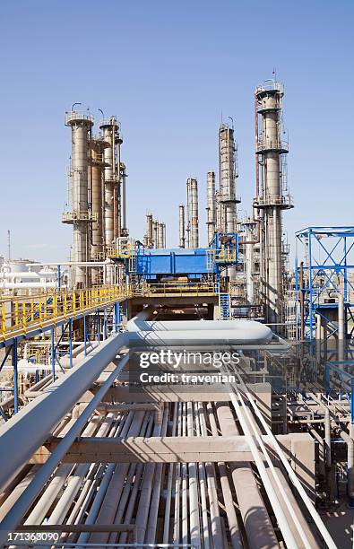 planta petroquímica - válvula de aire fotografías e imágenes de stock